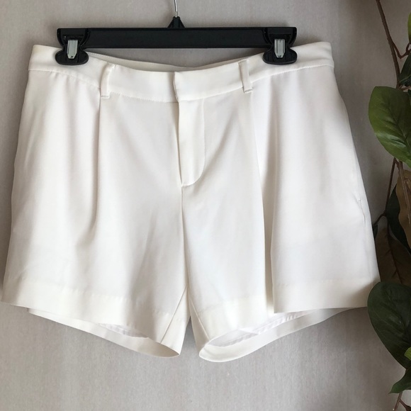 Banana Republic Pants - Banana Rep Women’s white shorts; lined